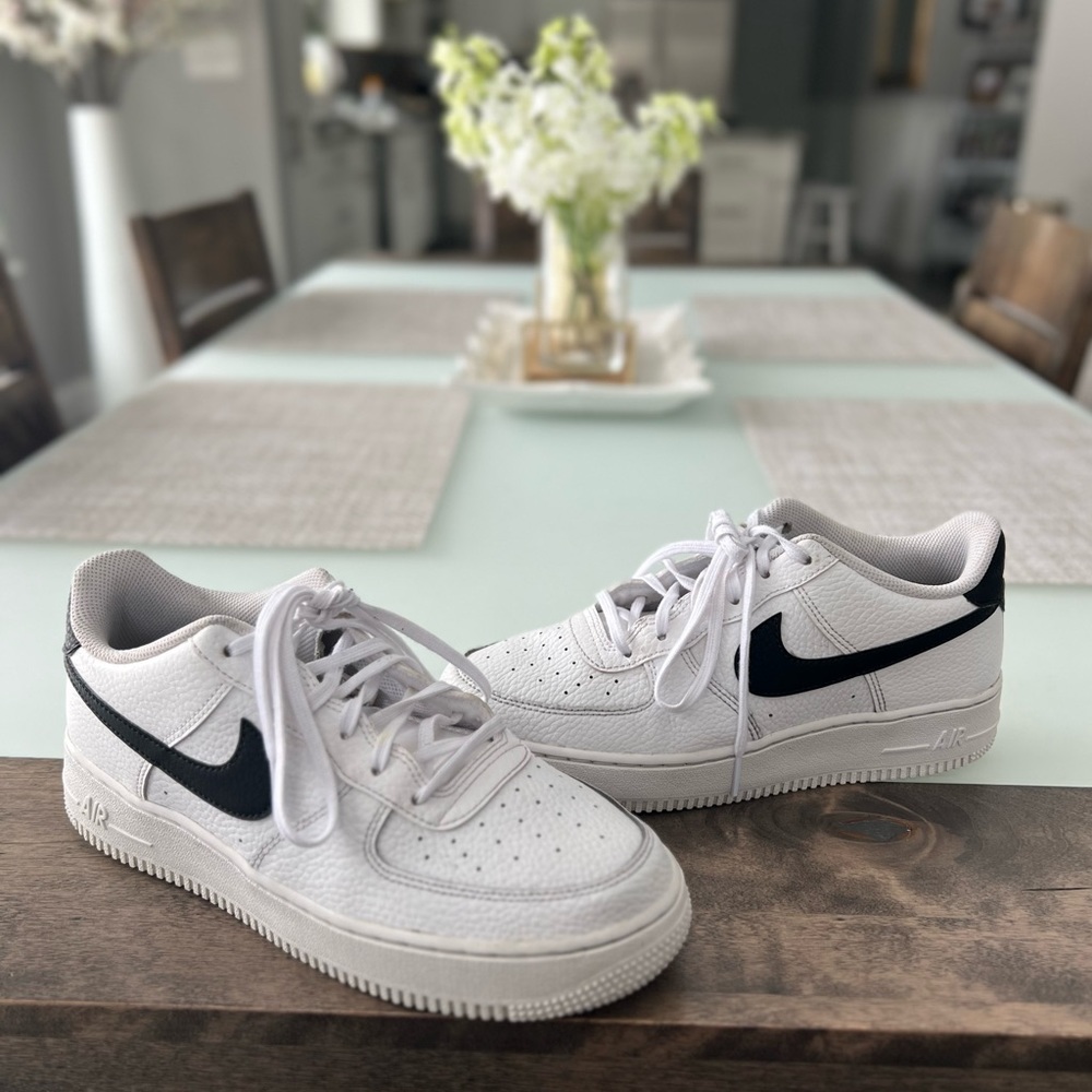 NIKE AIR FORCE 1 LOW WHITE BLACK, nice pre-owned condition!